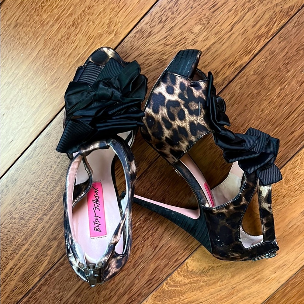 🐆Vintage Y2K Betsey Johnson Leopard Print Heels🐆